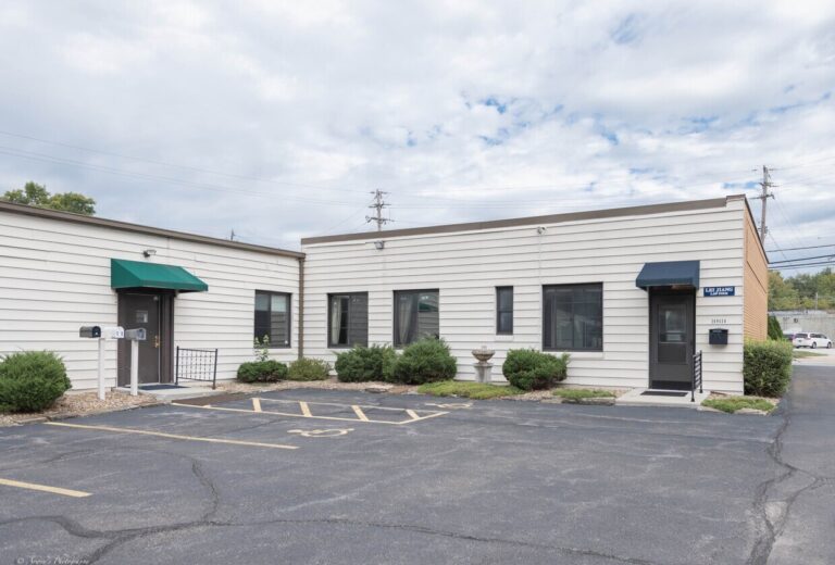 26943 Westwood Rd – side entrances