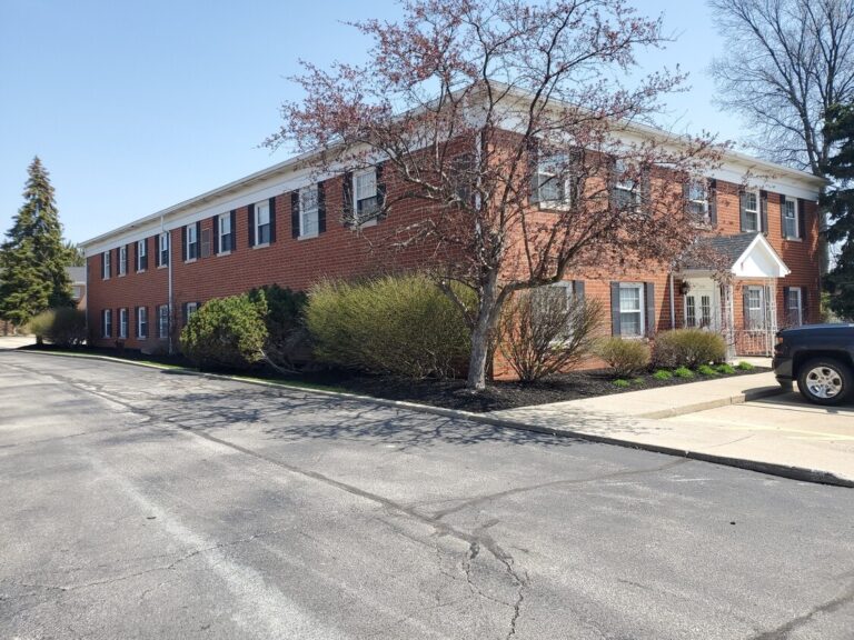 33595 Bainbridge Rd – building and parking lot
